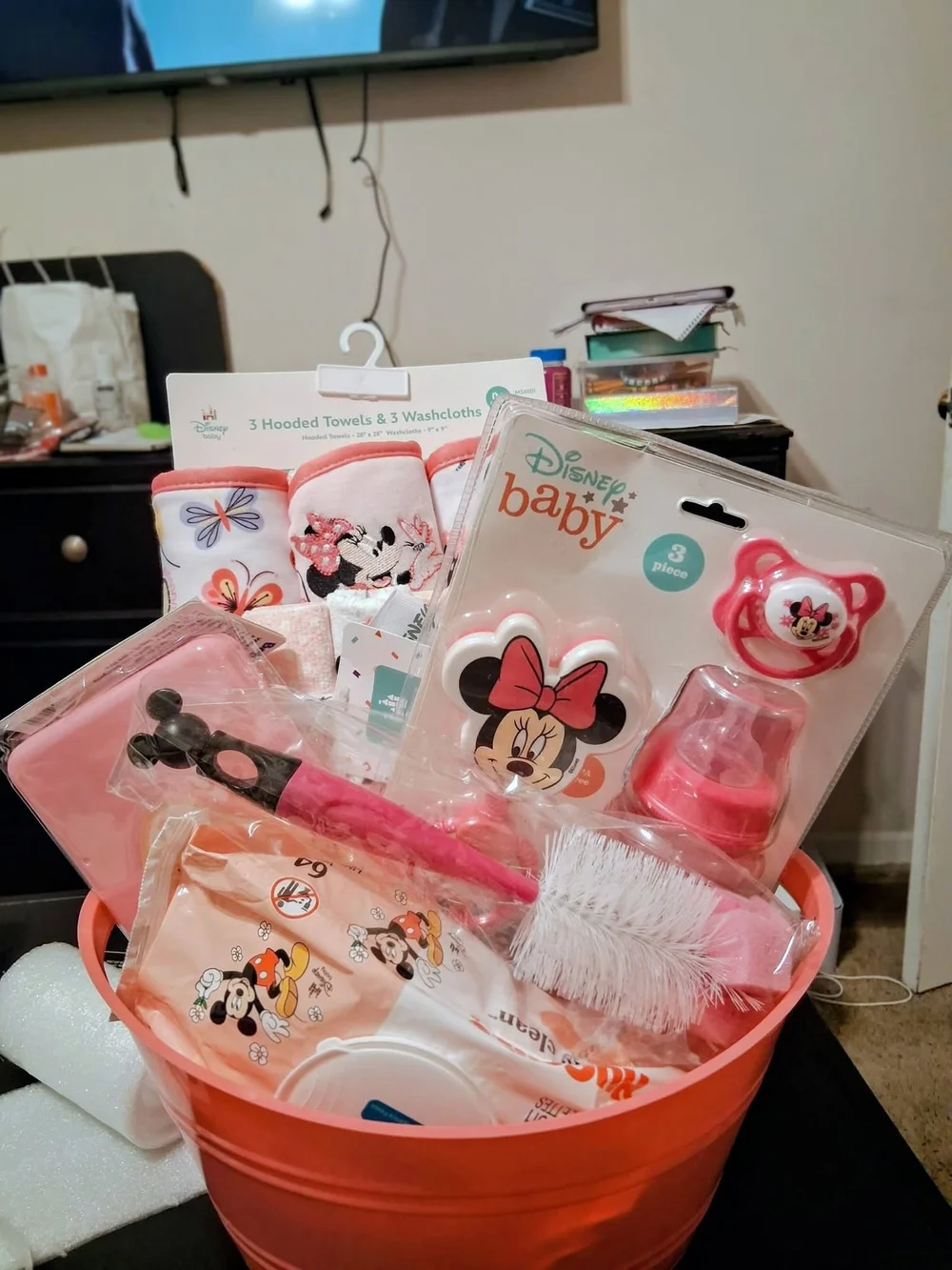 Disney Baby Minnie Mouse Pink Baby Gift Bucket with Hooded Towels & Feeding Set